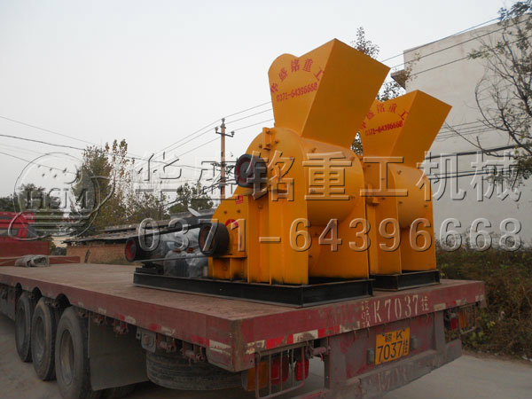 兩臺(tái)雙級(jí)粉碎機(jī)連夜發(fā)貨現(xiàn)場5.jpg
