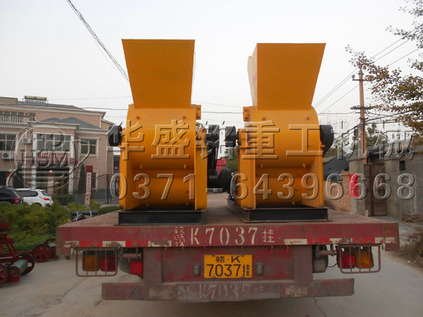 兩臺(tái)雙級(jí)粉碎機(jī)連夜發(fā)貨現(xiàn)場6.jpg