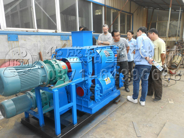 兩臺(tái)四輥破碎機(jī)發(fā)貨現(xiàn)場.jpg